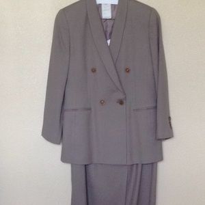 Harve Benard two piece suit